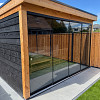 Glazen Schuifwand 377(B)x224(H) cm tbv voorzijde Buitenverblijf 600x300/370 cm met berging 200 cm