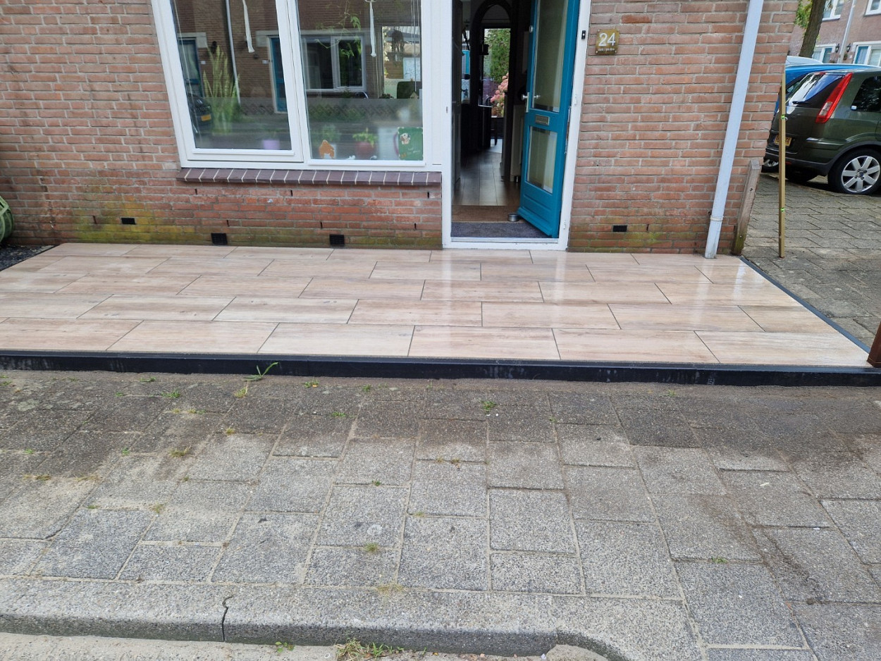Restpartij Zwanenburg: ca. 6,4m2 Outletpartij Actietegel keramiek op beton 40x80x4 cm Ruby Light