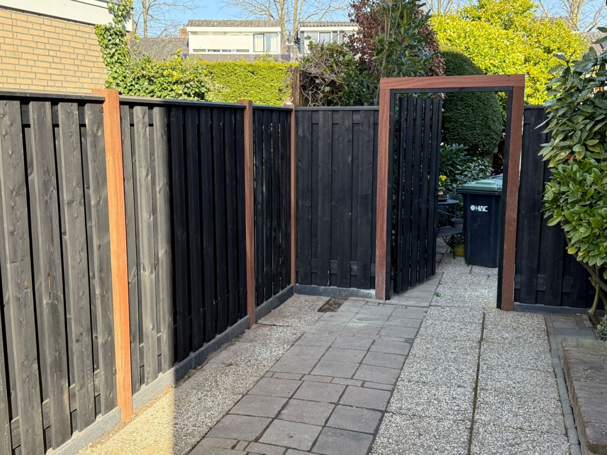 JWOODS Tuinscherm 21-Planks Recht Verticaal 180x180 cm Zwart Gespoten