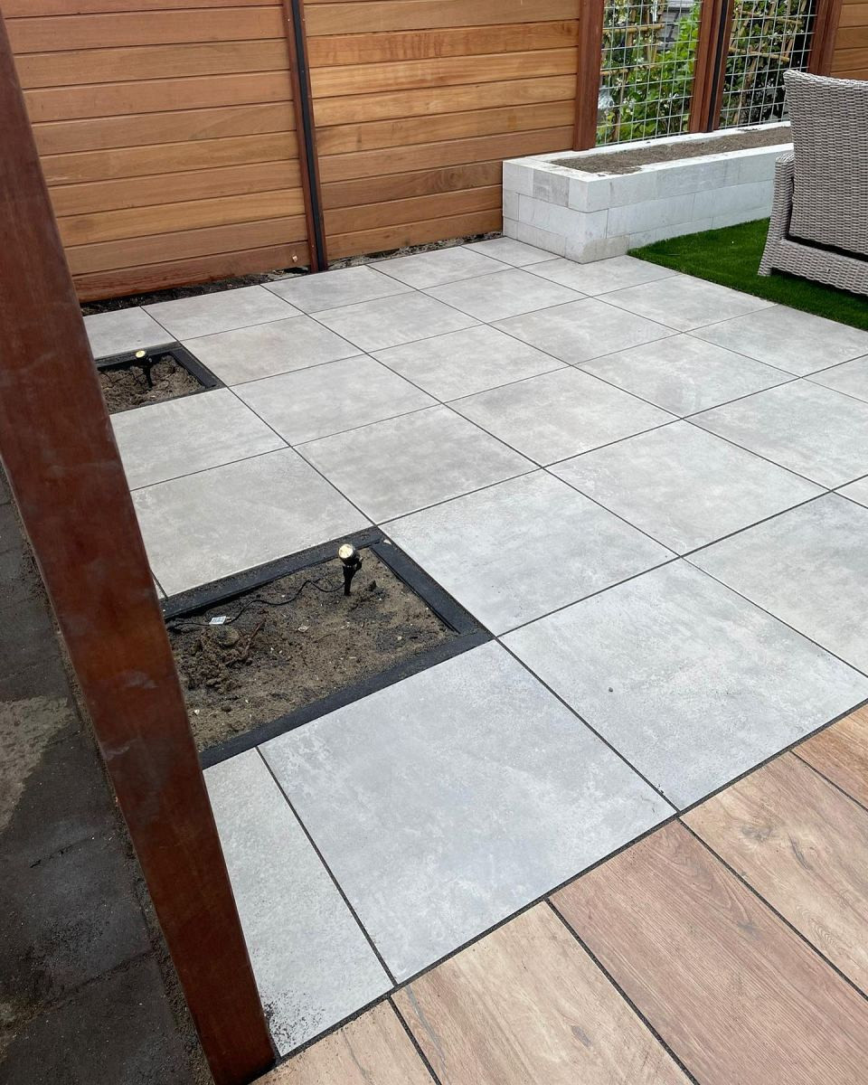 Restpartij Zwanenburg: ca. 6m2 Actietegel Keramiek op beton 60x60x4 cm Frame silver