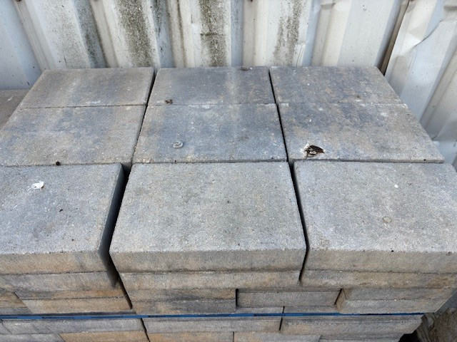 Restpartij Schagen: ca. 30m2 Straksteen 20x30x6 cm musselkalk