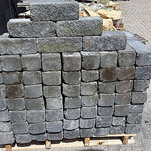 Restpartij Almere: Ca. 132 stuks Splitrocks 11x13x32 cm Getrommeld Antraciet