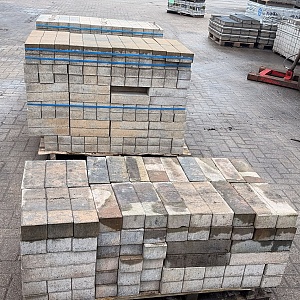 Restpartij Almere: ca.23.50m2 Longstone Opritsteen 31,5x10,5x7 cm Musselkalk