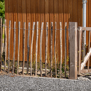 Engelse kastanjehekwerk op rol geschild latafstand 7,5 cm 460x120 cm