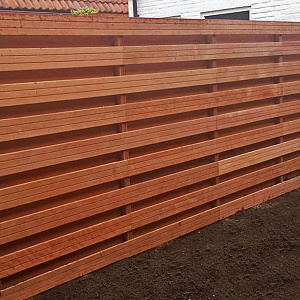 Hardhouten Geschaafde Schuttingplank 1,5x14,5 cm met V-groeven