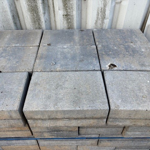 Restpartij Schagen: ca. 12m2 Straksteen 20x30x6 cm musselkalk