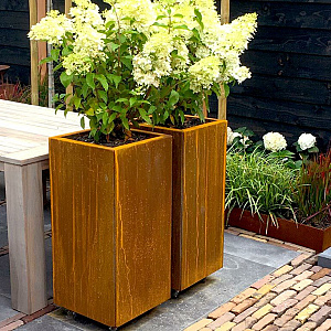 Cortenstaal vierkante plantenbak Miami 40x40x40 cm met bodemplaat + 4 wielen