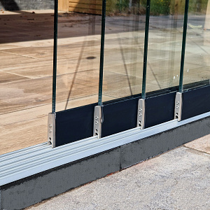 Glazen Schuifwand 383(B)x224(H) cm tbv voorzijde Buitenverblijf 1000x300/370 cm met berging 200 cm (