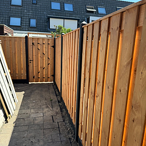 Red Wood Tuindeur Geschaafd op zwart stalen frame 100x180 cm