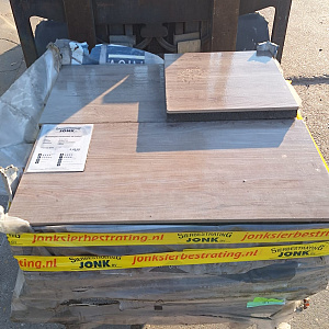 Restpartij Schagen: ca. 5,72m2 Outletpartij Actietegel keramiek op beton 40x80x4 cm Ruby Light