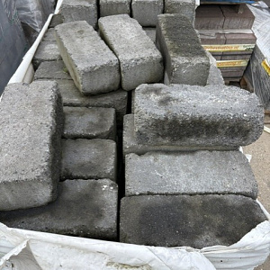 Restpartij Schagen: 117 stuks Splitrocks 11x13x32 cm Getrommeld Antraciet