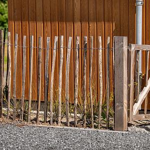 Engelse kastanjehekwerk op rol geschild latafstand 7,5 cm 460x120 cm