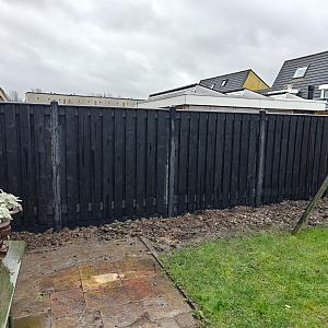 JWOODS Tuinscherm 21-Planks Recht Verticaal 180x180 cm Zwart Gespoten