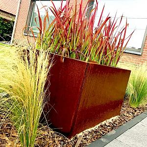 Cortenstaal vierkante plantenbak Miami 60x60x40 cm met bodemplaat + (8) voeten