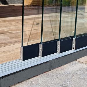 Glazen Schuifwand 333(B)x224(H) cm tbv voorzijde Buitenverblijf 900x300/370 cm met berging 200 cm (l