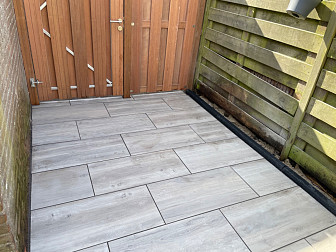 Restpartij Zwanenburg: ca. 6,4m2 Outletpartij Actietegel keramiek op beton 40x80x4 cm Ruby Light