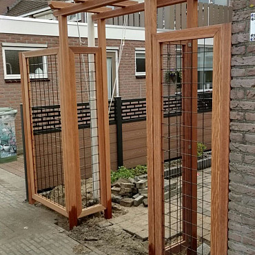 Hardhouten Gaaspaneel 40x180 cm Zwart gepoedercoat betonijzer maas 10x10 cm draad ø 5 mm