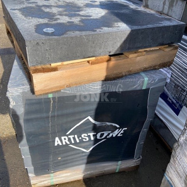 Restpartij Schagen: 8 stuks ArtiStone Tegel zonder facet gewapend 80x80x10 cm Carbon