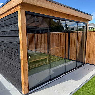 Glazen Schuifwand 377(B)x224(H) cm tbv voorzijde Buitenverblijf 600x300/370 cm met berging 200 cm