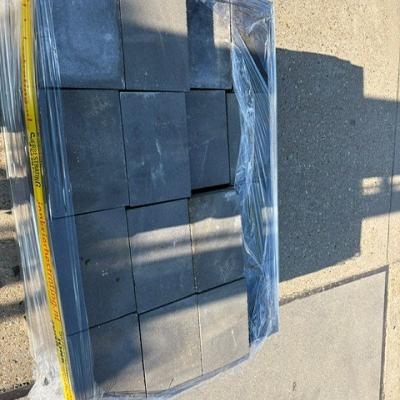 Betonsteen strak met facet puras facetto demiton kijlstra bestrating excluton redsun mbi antraciet