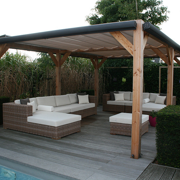 <p><strong>JWOODS Pergola</strong></p><p>Een sfeervolle houten pergola in je tuin voor een scherpe prijs? Ontdek de JWOODS Pergola. Laat je verrassen door de vele mogelijkheden en bouw razendsnel een JWOODS Doe Het Zelf Pergola.</p><p><strong>Sfeermaker in de tuin</strong></p><p>Een pergola van JWOODS hout blinkt uit in sfeer, veelzijdigheid en gemak. De pergola kan gemakkelijk worden uitgebreid met Solem zonwering of verlichting.</p><p><strong>Doe het zelf bouwpakket</strong></p><p>Het doe het zelf pakket wordt compleet geleverd bevestigingsmaterialen. Wil je exact weten waar het pakket uit bestaat? Scroll dan naar beneden voor de complete materialenlijst. De palen worden geleverd zonder inkeping, dat betekent dat je de palen zelf dient in te kopen volgens het verwerkingsvoorschrift</p><p><strong>Fundering Pergola</strong></p><p>Voor een solide constructie monteer je de palen op betonpoeren. Rondom de poeren stort je (snel)beton. De getoonde maten zijn de funderingsmaten. Betonpoeren zijn in verschillende uitvoeringen verkrijgbaar. Wij raden de betonpoer de luxe 18x18x50 van aan. Deze zitten niet standaard bij de Pergola.</p><p><strong>Onderhoud Pergola</strong></p><p>Een JWOODS Pergola behoeft weinig onderhoud. Echter raden wij aan om het hout te behandelen met de producten van Hermadix. Voordelen:</p><ul>	<li>​​​​​​​Verlengt de levensduur van het hout</li>	<li>Beschermt het hout tegen krimpen, zwellen, kromtrekken en scheuren door uitdroging en vocht</li>	<li>Behoudt de mooie kleur en gaat het natuurlijke vergrijzingsproces tegen</li>	<li>Beschermt het hout tegen UV-straling, vocht, schimmels en houtrot</li></ul><p>Zit jouw ideale pergola niet bij de collectie? Neem gerust contact op, we helpen je graag verder.</p>