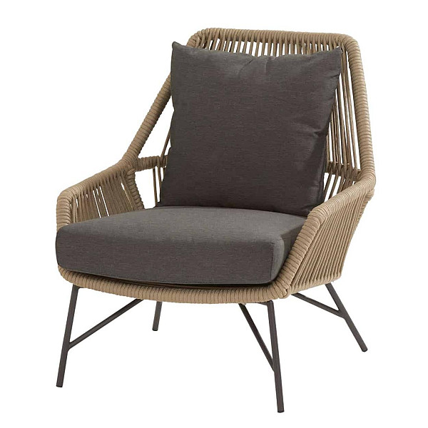 <h1><strong>Ramblas Loungeset</strong></h1><p><strong>Deze loungeset is te bezichtigen in onze showroom te Zwanenburg.</strong></p><p>De Ramblas is met zijn elegante vormgeving een sierraad op je terras. Werkelijk een genot om naar te kijken en in te zitten! Onder andere door de mooie belijning van het rope, straalt de Ramblas lounge serie van 4 Seasons Outdoor pure luxe uit, een 5 sterren gevoel in je eigen tuin. De kussens zijn vervaardigd van all weather outdoor stoffen en door de zorgvuldig geselecteerde vullingen heeft de Ramblas een optimaal zitcomfort.</p><p>De loungeserie Ramblas bestaat uit een 2.5 zits bank en een loungestoel die te combineren zijn met vele salontafels. De Atlas koffietafel van keramiek met marmer look sluit mooi aan en maakt de look helemaal compleet.</p><h4><strong>Ramblas lounge stoel incl. 2 kussens</strong></h4><p>Afmetingen: 90 × 79 × 90 cm (LxBxH)<br />Zithoogte 46 cm<br />Zitdiepte: 50 cm<br />Armhoogte: 53 cm<br />Materiaal: Aluminiu, Rope<br />Kleur: Antraciet, Taupe</p><h4><strong>Ramblas lounge bank 2.5-zits incl. 5 kussens</strong></h4><p>Afmetingen: 90 × 177 × 90 cm (LxBxH)<br />Zithoogte: 46 cm<br />Zitdiepte: 50 cm<br />Armhoogte: 53 cm<br />Materiaal: Aluminium, Rope<br />Kleur: Antraciet, Taupe</p><h4><strong>Atlas koffietafel ø 80 cm. keramiek antraciet marmer look</strong></h4><p>Afmetingen: 80 × 80 × 35 cm (LxBxH)<br />Vorm: Rond<br />Materiaal: Keramiek, RVS<br />Kleur: Antraciet, Zwart</p>