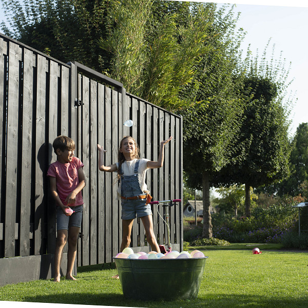 <p><strong>Tuinpoort</strong></p><p>De plankendeuren van Jonk zijn verkrijgbaar met houten en stalen frame. De schermen zijn door middel van een vacuüm- en drukmethode geïmpregneerd waardoor ze langdurig beschermd zijn tegen schimmel en houtrot. De deur bestaat uit geschaafde planken van 1,5x14 cm.</p><ul>	<li>	<p>exclusief hang en sluitwerk</p>	</li></ul>