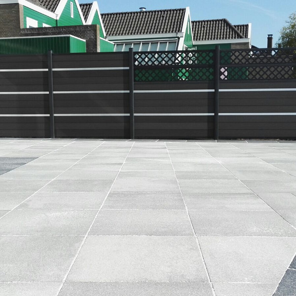 <h1><strong>Betontegels met toplaag van natuursteen</strong></h1><p>Geocolor 3.0 combineert de goede eigenschappen van beton en natuursteen: sterk en maatvast als beton, mooi en kleurecht als natuursteen. De toplaag van gebroken natuursteensplit houdt tot in lengte van jaren een fraaie kleur. GeoColor 3.0 is niet alleen stoer en robuust, maar ook uiterst fijn en onderhoudsvriendelijk!</p><h2><strong>Gestructureerd</strong></h2><p>De toplaag van de GeoColor 3.0 tegel is gestructureerd en bestaat een een fijne gradatie van natuurlijke granulaten. Het materiaal wordt heel fijn gewassen, gelucideerd en daarna voorzien van Protection Plus factor 30. De natuurlijke, kleurechte toplaag oogt stoer maar ook heel natuurlijk. Ondanks zijn robuuste voorkomen is de tegel zacht voor grote en kleine voeten door een unieke ‘borstel nabewerking’.</p><h2><strong>Oppervlakbehandeling</strong></h2><p>Tijdens het procedé wordt de deklaag van de GeoColor tegels zorgvuldig nabehandeld: het materiaal wordt heel fijn gewassen, gelucideerd en daarna nog eens voorzien van Protection Plus factor 30. Deze Protection Plus factor 30 beschermt de tegels tegen vervuiling en verontreiniging. Tijdens productie van de tegels wordt er een transparante dubbele beschermlaag aangebracht, zodat de poriën van de toplaag praktisch gesloten worden. Dit gebeurt direct na productie. Na 24 uur wordt er over de toplaag nog een beschermlaag aangebracht, waardoor de tegel nog beter verdicht is en de kleur nog beter tot uiting komt.<br />Vervuiling hou je in weer en wind natuurlijk nooit tegen. Protection plus factor 30 maakt dat het schoonmaken een stuk minder vervelend en tijdrovend wordt. Vlekken zijn gemakkelijker te verwijderen omdat vloeistoffen op het oppervlak blijven staan en niet in de steen dringen. Als een schild houdt de behandelde tegel diverse vloeistoffen tegen. Belangrijk: organisch vuil (bijvoorbeeld bladeren en vogelpoep) op de tegels dien je frequent te verwijderen. Zelfs al is de tegel zo goed beschermd, er zal vlekvorming ontstaan als je niet met regelmaat organisch vuil van de tegels verwijderd.</p><h2><strong>Geosteen®</strong></h2><p>Geosteen staat voor sierbestrating met een hoogwaardige toplaag. Aan de basis staat een oersterke betonnen ondertegel van gerecyclede materialen. Hier wordt een toplaag in geperst van hoogwaardige natuurlijke granulaten. Dit draagt ertoe bij dat, ten opzichte van bijvoorbeeld betontegels die op kleur zijn gemaakt d.m.v. kleurstoffen, de tegels over langere termijn mooi blijven. Dit uit zich in betere kleurechtheid, betere slijtvastheid, een natuurlijke uitstraling en betere duurzaamheid.</p>