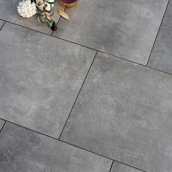 <h1><strong>Actietegels Keramiek op Beton</strong></h1><p>De serie Ambienti bestaat uit vier rustige, neutrale designs met betoneffect en twee uitgesproken bloemtegels die de aandacht weten te vangen! De combinatie is een perfecte Ton-sur-ton. Maak het zo gevarieerd of juist zo subtiel als je wilt!</p><p>Genieten van stijlvol keramiek met hoogwaardige eigenschappen, profiteren van de relatief eenvoudige en betaalbare verwerkingskosten van een betontegel.</p><h2><strong>Industriële Elegantie: Keramische Tegels met Betonlook voor jouw tuin en terras</strong></h2><p>Geef je buitenruimte een eigentijdse uitstraling met onze keramische tegels met betonlook. Ontdek de perfecte balans tussen industriële robuustheid en tijdloze elegantie, terwijl je de mogelijkheid hebt om jouw persoonlijke stempel te drukken met unieke motief tegels.</p><p><strong>1. Urban Chic Design:</strong> Breng de stedelijke elegantie naar je tuin en terras met onze keramische tegels die de industriële uitstraling van beton nabootsen. Deze tegels voegen een modern en eigentijds element toe aan je buitenruimte, terwijl ze tegelijkertijd een warme en uitnodigende sfeer behouden.</p><p><strong>2. Duurzaamheid en Onderhoudsgemak:</strong> Geniet van de esthetiek van beton zonder de nadelen. Onze keramische tegels zijn duurzaam, bestand tegen weersinvloeden en vereisen minimaal onderhoud. Zo kun je onbezorgd genieten van je tuin en terras, wetende dat de betonlook langdurig behouden blijft.</p><p><strong>3. Creatieve Combinatiemogelijkheden:</strong> Laat je creativiteit bloeien door de mogelijkheid om keramische tegels met betonlook te combineren met motief tegels. Voeg persoonlijkheid toe aan je buitenruimte door unieke patronen, kleuren en designs te integreren. Creëer zones, looproutes of accenten die passen bij jouw individuele stijl.</p><p><strong>4. Veelzijdigheid in Ontwerp:</strong> Of je nu kiest voor een strakke, moderne uitstraling of een meer eclectische benadering, de betonlook biedt veelzijdigheid in ontwerp. Combineer de tegels met natuurlijke elementen, moderne meubels of levendige planten om een buitenruimte te creëren die zowel eigentijds als uitnodigend is.</p><p><strong>5. Tijdloze Moderniteit:</strong> Ga voor een tijdloze esthetiek met een moderne twist. De betonlook geeft je tuin en terras een eigentijdse uitstraling die de tand des tijds doorstaat. Geniet van de perfecte combinatie van functionaliteit en stijl, terwijl je buitenruimte transformeert tot een ware oase van moderniteit.</p><p>Upgrade je buitenleven met de industriële elegantie van keramische tegels met betonlook, en ontdek de vrijheid om je persoonlijke stijl te uiten met motief tegels. Maak van je tuin en terras een verlengstuk van je persoonlijkheid en geniet van een buitenruimte die zowel verfijnd als uniek is.</p><h2><strong>Ontdek de Revolutie in Tuintegels: Geoceramica - Waar Functionaliteit Samenkomt met Esthetiek</strong></h2><p>Bij Sierbestrating Jonk introduceren we met trots Geoceramica, een innovatieve revolutie in tuintegels die de perfecte balans vindt tussen functionaliteit en esthetiek. Deze geavanceerde keramische tegels zijn ontworpen om aan al je verwachtingen te voldoen en je buitenruimte te transformeren tot een oase van schoonheid en duurzaamheid.</p><p><em>Waarom kiezen voor Geoceramica?</em></p><p><strong>1.</strong> <strong>Dual Power:</strong> Geoceramica combineert de voordelen van keramiek en beton in één unieke tegel. Het keramische oppervlak biedt een luxe uitstraling en is tegelijkertijd bestand tegen krassen, vlekken en verkleuring. Het betonnen draagsysteem zorgt voor de benodigde stabiliteit en duurzaamheid.</p><p><strong>2. Extreme Weerbestendigheid:</strong> Dankzij de geavanceerde productietechnieken zijn Geoceramica tegels bestand tegen extreme weersomstandigheden. Vorst, hitte of regen, deze tegels blijven hun schoonheid behouden, jaar na jaar.</p><p><strong>3. Eenvoudige Installatie:</strong> Het unieke ontwerp van Geoceramica maakt snelle en eenvoudige installatie mogelijk. Of je nu een ervaren klusser bent of professionele hulp zoekt, de tegels zijn ontworpen voor een efficiënte plaatsing.</p><p><strong>4. Milieuvriendelijk:</strong> Geoceramica is gemaakt met oog voor het milieu. Het gebruik van duurzame materialen en de lange levensduur van de tegels dragen bij aan een groenere leefomgeving.</p><p><strong>5. Ruime Designkeuze:</strong> Of je nu houdt van strakke lijnen, rustieke texturen of moderne patronen, Geoceramica biedt een breed scala aan designs en kleuren. Personaliseer je buitenruimte naar jouw smaak en creëer een unieke ambiance.</p><p>Upgrade je terras, tuinpad of binnenplaats met de veelzijdige en duurzame Geoceramica tegels van Sierbestrating Jonk. Ontdek de perfecte combinatie van stijl en kracht voor een buitenruimte die de tand des tijds doorstaat.</p><p>Neem contact met ons op voor meer informatie of om onze collectie Geoceramica tegels te bekijken. Maak van je buitenruimte een meesterwerk met Geoceramica!</p>