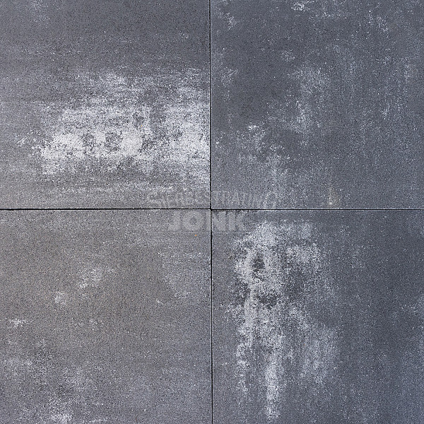 <p><strong>Restpartij Almere circa: 130m2 Geostretto plus 60x60x4 cm Amalfi</strong></p><p><strong>Via Vincenzo</strong></p><p>Via Vincenzo combineert de goede eigenschappen van beton en natuursteen: sterk en maatvast als beton, mooi en kleurecht als natuursteen. De toplaag houdt tot in lengte van jaren een fraaie kleur. Door toevoeging van een speciaal glinsterzand in het oppervlak ontstaat een karakteristiek ogend, licht veredeld kristaleffect. Door het subtiele gebruik van deze speciale, glinsterende deeltjes hebben de tegels een buitengewone en niet te evenaren charme.</p><p><strong>Oppervlakbehandeling</strong></p><p>De kwaliteitstegels zijn met een exclusieve, transparante bescherming afgewerkt. Deze Protection Plus factor 30 beschermt de tegels tegen vervuiling en verontreiniging. Tijdens productie van de tegels wordt er een transparante dubbele beschermlaag aangebracht, zodat de poriën van de toplaag praktisch gesloten worden. Dit gebeurt direct na productie. Na 24 uur wordt er over de toplaag nog een beschermlaag aangebracht, waardoor de tegel nog beter verdicht is en de kleur nog beter tot uiting komt.<br />Vervuiling hou je in weer en wind natuurlijk nooit tegen. Protection plus factor 30 maakt dat het schoonmaken een stuk minder vervelend en tijdrovend wordt. Vlekken zijn gemakkelijker te verwijderen omdat vloeistoffen op het oppervlak blijven staan en niet in de steen dringen. Als een schild houdt de behandelde tegel diverse vloeistoffen tegen. Belangrijk: organisch vuil (bijvoorbeeld bladeren en vogelpoep) op de tegels dien je frequent te verwijderen. Zelfs al is de tegel zo goed beschermd, er zal vlekvorming ontstaan als je niet met regelmaat organisch vuil van de tegels verwijderd.</p>