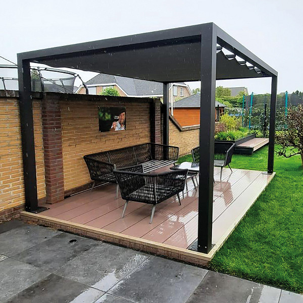 <p><strong>Aluminium Pergola</strong></p><p>Een sfeervolle pergola of frame in je tuin? Ontdek de systemen van Aluminium Pergola. Laat je verrassen door de vele mogelijkheden en bouw razendsnel een complete aluminium pergola. Onderhoudsvriendelijk en helemaal naar wens gemaakt.</p><p><strong>Aluminium pergola: sfeermaker in de tuin</strong></p><p>Een pergola van Aluminium Pergola blinkt uit in sfeer, veelzijdigheid en gemak. Met de hoek-koppelingen stel je een pergola samen volgens jouw wensen en passend bij jouw tuin. Sfeervol en hoogwaardig afgewerkt. Verder zijn de pergola’s veelzijdig in mogelijkheden. De pergola kan gemakkelijk worden uitgebreid met zonwering of verlichting.</p><p><strong>Naar wens samengesteld</strong></p><p>Een Aluminium Pergola wordt op maat gemaakt, helemaal volgens jouw wensen. Zowel in vorm als in kleur. Dus kies jij voor het sfeervolle antraciet of toch één van de andere RAL-kleuren? Het kan met de unieke oplossingen van Aluminium Pergola.</p><p><strong>Eenvoudig monteren</strong></p><p>Het genieten begint al met de montage. Door het monteren van de slimme hoekkoppelingen staat jouw pergola in een handomdraai. Alle stappen staan duidelijk uitgelegd in de meegeleverde handleiding. Ook de fundatie is eenvoudig. Zet de staander in beton of monteer hem met de bijgeleverde voetplaat.</p>