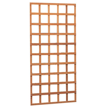 <h1><strong>Hardhouten Trellis</strong></h1><p>Door hun open structuur ogen klimrekken stijlvol en gezellig. Dat maakt ze geschikt voor luchtige afscheidingen en het creëren van knusse, sfeervolle hoekjes. Zo'n hoekje blijft dan toch volledig deel uitmaken van de tuin. De hardhouten klimrekken van Jonk zijn de ideale basis voor elke klimplant. U brengt eenvoudig een bijzonder accent aan, waarim klimplanten en andere snelle 'groeiers en bloeiers' het werk voor u afmaken tot een kleurig en geurig geheel. Verder worden ze veelal gebruikt in combinatie met natuurlijke tuinafscheidingen zoals wilgenrollen, heidematten, bamboematten en boomschorsmatten. klimrekken kunt u gemakkelijk aan een tuinmuur bevestigen of eventueel tegen hardhouten palen of betonpalen.</p>