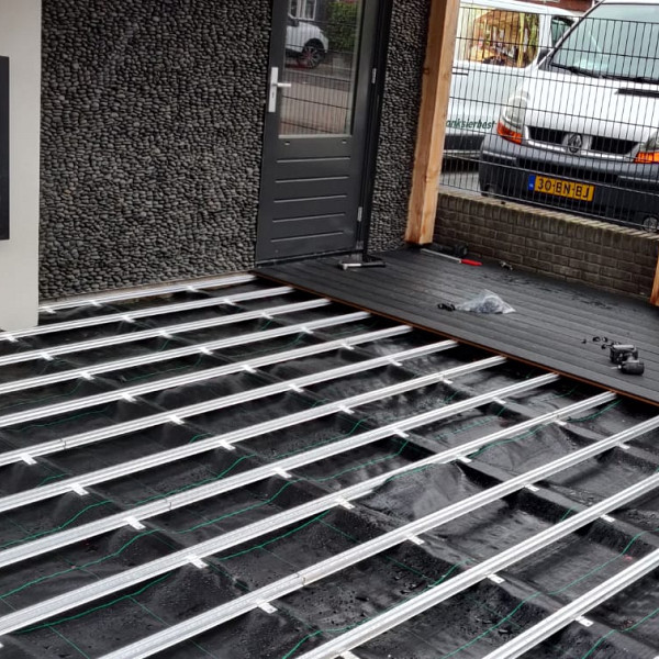 <p>Bij gebruik van het aluminium terras onderconstructie systeem kan minimaal 50% van de montagetijd bespaard worden in vergelijking met andere systemen. Het systeem is universeel te gebruiken, omdat de klem in hoogte verstelbaar is. Door deze slimme bevestiging is voorboren in de onderligger niet meer nodig. Als je kijkt hoeveel tijd je bespaart op de plaatsing, dan is de aanschafprijs snel terug verdiend.</p>