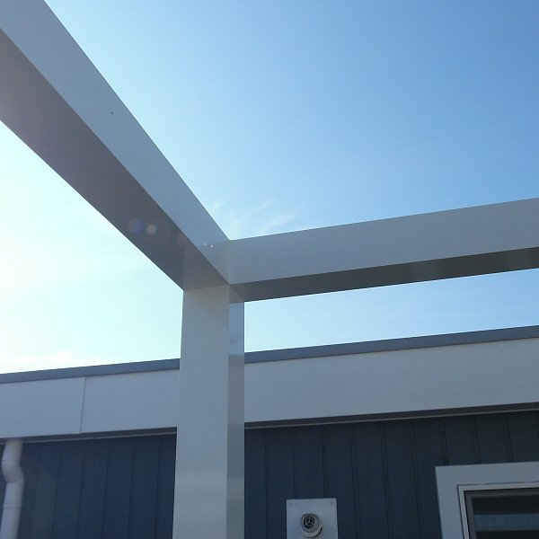 <h1><strong>Aluminium Pergola</strong></h1><p>Een sfeervolle pergola of frame in je tuin? Ontdek de systemen van Aluminium Pergola. Laat je verrassen door de vele mogelijkheden en bouw razendsnel een complete aluminium pergola. Onderhoudsvriendelijk en helemaal naar wens gemaakt.</p><h2><strong>Aluminium pergola: sfeermaker in de tuin</strong></h2><p>Een pergola van Aluminium Pergola blinkt uit in sfeer, veelzijdigheid en gemak. Met de hoek-koppelingen stel je een pergola samen volgens jouw wensen en passend bij jouw tuin. Sfeervol en hoogwaardig afgewerkt. Verder zijn de pergola’s veelzijdig in mogelijkheden. De pergola kan gemakkelijk worden uitgebreid met zonwering of verlichting.</p><h2><strong>Naar wens samengesteld</strong></h2><p>Een Aluminium Pergola wordt op maat gemaakt, helemaal volgens jouw wensen. Zowel in vorm als in kleur. Dus kies jij voor het sfeervolle antraciet of toch één van de andere RAL-kleuren? Het kan met de unieke oplossingen van Aluminium Pergola.</p><h2><strong>Eenvoudig monteren</strong></h2><p>Het genieten begint al met de montage. Door het monteren van de slimme hoekkoppelingen staat jouw pergola in een handomdraai. Alle stappen staan duidelijk uitgelegd in de meegeleverde handleiding. Ook de fundatie is eenvoudig. Zet de staander in beton of monteer hem met de bijgeleverde voetplaat.</p>