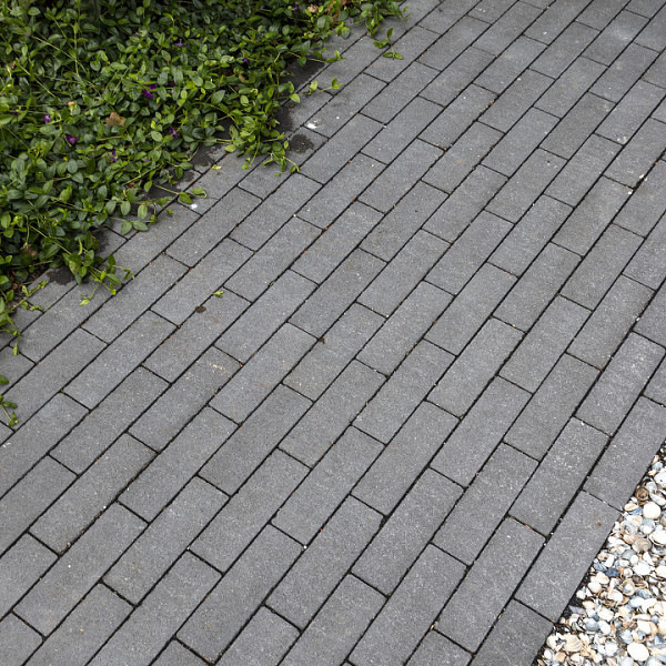 <h1><strong>Natura Stone Strak</strong></h1><p>De serie Natura Stone Strak van Red Sun lenen zich bij uitstek voor een tuin of terras. De stenen zijn voorzien van een natuursteen granulaat toplaag en maken ze daarmee kleurecht. De stenen zijn daarnaast nog voorzien van een sterk hydrofoob en krijgen tweemaal een impregneerbehandeling om ze onderhoudsvriendelijk te maken.</p><h2><strong>Retro</strong></h2><p>Door een speciale bewerking “hameren” krijgen de stenen een verouderde look. Ideaal voor een authentieke sfeer. De stenen worden hiermee niet nadelig beschadigd. De Retro versie is geschikt voor de oprit.</p><p>Deze stenen bevatten geen kunstmatige kleurstoffen, maar stralen van nature klasse en goede smaak uit. Geef uw terras een nobele en tijdloze uitstraling met deze 6 cm dikke klinkers. De stenen in deze collectie zijn gemaakt van authentieke natuursteen en blinken uit in hun hoge kleurvastheid.</p><ul>	<li>Waterafstotend dankzij impregnering</li>	<li>Gemaakt met natuursteen</li></ul>