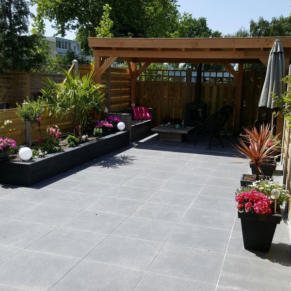 <h1><strong>Luxe Betontegels</strong></h1><p>Novaline is een luxe serie betontegels, die uw terras omtovert tot een stijlvolle oase van rust. De tegels zijn gemaakt van sterk en slijtvast beton en voorzien een toplaag met natuursteenmineralen. Deze toplaag wordt doormiddel van stralen licht opgeruwd en naderhand beschermt met een speciale coating. De coating zorgt ervoor dat algen en groen aanslag bijna tot geen grip kunnen krijgen op deze tegel. Hierdoor is het de ideale tegel om een mooi en strak terras te maken.</p><h2><strong>Gecoate tegels</strong></h2><p>Dankzij de coating is het onderhoud van Novaline tegels zeer eenvoudig. U hoeft enkel licht te schrobben met zuiver water of in het geval van hardnekkig vuil met een sopje van natuurlijke zeep zonder kleurstoffen of lijnzaadolie. Daarna goed spoelen met zuiver water. Doe dit regelmatig voor meer en langer plezier van uw terrastegels.</p><p>Jonk Tuintip! Reinig nooit met hoge druk. Vermijd zuurhoudende onderhoudsproducten en gebruik geen solventen of dooizouten. Plaats ook altijd een schaaltje onder bloempotten en probeer zoveel mogelijk ventilatie te voorzien onder de voorwerpen die u op uw terras plaatst.</p>