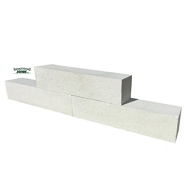 <h1><strong>Patioblok Strak</strong></h1><p>Bloembakken, borderranden en kantopsluitingen van patioblokken zijn een enorme trend. U vindt dan ook vele soorten en maten binnen het MBI assortiment. Deze kant-en-klare stapelblokken zijn echte eyecatchers in je tuin en nauwelijks van echt wit stucwerk te onderscheiden. Dit geeft je onbeperkte designmogelijkheden voor buiten. Een witte bloembak, muurtje, borderrand of kantopsluiting, het kan allemaal. De patioblokken kunnen kinderlijk eenvoudig worden verlijmd met steenlijm.</p>