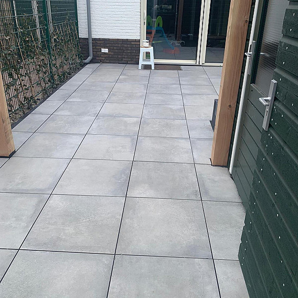 <h1><strong>Kera Twice</strong></h1><p>Keramische tegels van 60x60x1 centimeter onverwoestbaar gehecht op gerecycled keramisch materiaal. Sterk, prachtig en ook nog eens zeer milieuvriendelijk. Doordat onze Kera Twice 5 centimeter dik is kunnen deze tegels verwerkt worden op een standaard zandbed, dit in tegenstelling tot keramische tegels van 2 of 3 centimeter dikte die op een speciaal opgebouwde ondergrond moeten worden verwerkt wat de kosten van aanleg aanzienlijk verhoogt. Onze Kera Twice is dus niet alleen vriendelijk voor het milieu maar ook nog eens vriendelijk voor je portemonnee! </p><h2><strong>Weinig onderhoud en veel gebruiksgemak</strong></h2><p>Uiteraard vraagt jetuin altijd onderhoud. In de tuin werken wordt ook als ontspannend ervaren. Maar valt het schoonmaken van het terras daar voor jou ook onder? Dan is het prettig te weten dat je nu een keuze kunt maken waarvan je zeker geen spijt zult krijgen. Met een terras van Kera Twice kies je voor maximaal gebruiksgemak.</p><ul>	<li>Vlek- en zuurbestendig</li>	<li>Eenvoudig schoon te maken</li>	<li>Minder snel groene (gladde) aanslag</li>	<li>Hoge stroefheid, ook bij regen</li>	<li>Duurzaam en blijvend mooi</li>	<li>Krasbestendig</li>	<li>Gegarandeerd kleurvast</li>	<li>Slijtvaste keramische toplaag</li>	<li>Bestand tegen hitte en vorst</li></ul><h2><strong>Besparing op aanlegkosten</strong></h2><p>Anders dan bij ‘normaal’ keramiek, is de speciale fundering die nodig is voor een stabiel terras eigenlijk al bevestigd aan de keramische tegels. Hierdoor is Kera Twice snel te leggen. Niet alleen bespaar je op de kosten van de fundering, je bespaart ook op de arbeidsuren die nodig zijn om een fundering te maken. Dat hebben wij immers al voor je gedaan!</p><ul>	<li>Tegels zijn altijd maatvast</li>	<li>Te leggen op een zandbed</li>	<li>Geschikt voor iedere bodemsoort</li>	<li>Perfecte voegen door afstandhouders</li>	<li>Te gebruiken met standaard inveegzand of kant en klare voegmortel</li></ul><h2><strong>Zandbed als ondergrond</strong></h2><p>Het unieke van Kera Twice is dat je deze direct op het geprepareerde zandbed kunt leggen. Er is geen speciale fundering noodzakelijk en eigenlijk geschikt voor elke bodemsoort. Het leggen gaat snel en door de speciale geïntegreerde afstandshouders krijg je perfecte voegen. Iedere vakman of ervaren doe-het-zelver kan hiermee uit de voeten.</p>