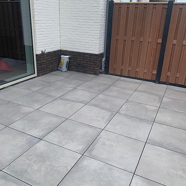 <h1><strong>Kera Twice</strong></h1><p>Keramische tegels van 60x60x1 centimeter onverwoestbaar gehecht op gerecycled keramisch materiaal. Sterk, prachtig en ook nog eens zeer milieuvriendelijk. Doordat onze Kera Twice 5 centimeter dik is kunnen deze tegels verwerkt worden op een standaard zandbed, dit in tegenstelling tot keramische tegels van 2 of 3 centimeter dikte die op een speciaal opgebouwde ondergrond moeten worden verwerkt wat de kosten van aanleg aanzienlijk verhoogt. Onze Kera Twice is dus niet alleen vriendelijk voor het milieu maar ook nog eens vriendelijk voor je portemonnee! </p><h2><strong>Weinig onderhoud en veel gebruiksgemak</strong></h2><p>Uiteraard vraagt jetuin altijd onderhoud. In de tuin werken wordt ook als ontspannend ervaren. Maar valt het schoonmaken van het terras daar voor jou ook onder? Dan is het prettig te weten dat je nu een keuze kunt maken waarvan je zeker geen spijt zult krijgen. Met een terras van Kera Twice kies je voor maximaal gebruiksgemak.</p><ul>	<li>Vlek- en zuurbestendig</li>	<li>Eenvoudig schoon te maken</li>	<li>Minder snel groene (gladde) aanslag</li>	<li>Hoge stroefheid, ook bij regen</li>	<li>Duurzaam en blijvend mooi</li>	<li>Krasbestendig</li>	<li>Gegarandeerd kleurvast</li>	<li>Slijtvaste keramische toplaag</li>	<li>Bestand tegen hitte en vorst</li></ul><h2><strong>Besparing op aanlegkosten</strong></h2><p>Anders dan bij ‘normaal’ keramiek, is de speciale fundering die nodig is voor een stabiel terras eigenlijk al bevestigd aan de keramische tegels. Hierdoor is Kera Twice snel te leggen. Niet alleen bespaar je op de kosten van de fundering, je bespaart ook op de arbeidsuren die nodig zijn om een fundering te maken. Dat hebben wij immers al voor je gedaan!</p><ul>	<li>Tegels zijn altijd maatvast</li>	<li>Te leggen op een zandbed</li>	<li>Geschikt voor iedere bodemsoort</li>	<li>Perfecte voegen door afstandhouders</li>	<li>Te gebruiken met standaard inveegzand of kant en klare voegmortel</li></ul><h2><strong>Zandbed als ondergrond</strong></h2><p>Het unieke van Kera Twice is dat je deze direct op het geprepareerde zandbed kunt leggen. Er is geen speciale fundering noodzakelijk en eigenlijk geschikt voor elke bodemsoort. Het leggen gaat snel en door de speciale geïntegreerde afstandshouders krijg je perfecte voegen. Iedere vakman of ervaren doe-het-zelver kan hiermee uit de voeten.</p>