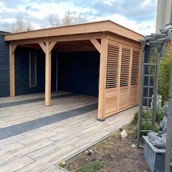 <h1><strong>GeoCeramica Timber</strong></h1><p>Hout is een levend, sfeervol materiaal met onvoorspelbare knoesten en patronen. De Esthetiek is tijdloos en floreert tot op de dag van vandaag. Vandaag misschien wel meer dan ooit. Het is robuust, natuurlijk én stijlvol. Kies ook voor de schoonheid van hout maar dan wel met de beste keramische eigenschappen die er zijn.</p><h2><strong>Welkom bij Sierbestrating Jonk - Dé Specialist in Keramische Tegels met Houtlook voor Buiten</strong></h2><p>Ontdek de perfecte combinatie van natuurlijke schoonheid en duurzaamheid met onze exclusieve collectie keramische tegels voor tuin en terras. Bij Sierbestrating Jonk geloven we dat buitenruimtes niet alleen functioneel moeten zijn, maar ook een verlengstuk van uw persoonlijke stijl en levensstijl. Onze keramische tegels met houtlook zijn de ideale keuze voor wie de warmte van hout wil combineren met de voordelen van duurzaam keramiek.</p><p><strong>Waarom Kiezen voor Keramische Tegels met Houtlook?</strong></p><p><em>1. Duurzaamheid:</em> Onze keramische tegels zijn bestand tegen alle weersomstandigheden, vervagen niet in de zon en zijn slijtvast. Ze behouden hun schoonheid door de seizoenen heen.</p><p><em>2. Onderhoudsvriendelijk:</em> Vergeet het constante onderhoud dat bij echt hout hoort. Onze tegels vereisen minimaal onderhoud en behouden hun oorspronkelijke uitstraling zonder dat u zich zorgen hoeft te maken over schuren of oliën.</p><p><em>3. Natuurlijke Uitstraling:</em> Dankzij geavanceerde technologie repliceren onze keramische tegels de warme en authentieke uitstraling van echt hout tot in de kleinste details. Geniet van de natuurlijke schoonheid zonder concessies te doen aan prestaties.</p><p><strong>Ontdek Onze Collectie:</strong></p><p><em>1. Houtsoorten:</em> Van klassiek eiken tot exotisch larixhout, onze collectie biedt een scala aan houtsoorten om aan verschillende smaken en stijlen te voldoen.</p><p><em>2. Afmetingen en Vormen:</em> Kies uit diverse formaten en vormen om een uniek patroon te creëren dat perfect aansluit bij uw buitenruimte.</p><p><em>3. Accessoires:</em> Maak uw buitenruimte compleet met bijpassende accessoires, zoals traptreden en afwerkranden, voor een naadloze integratie van uw nieuwe vloer.</p><p>Bij Sierbestrating Jonk streven we ernaar om uw buitenleven te verrijken met hoogwaardige keramische tegels met houtlook. Ontdek de eindeloze mogelijkheden voor het transformeren van uw tuin en terras.</p><h2><strong>Ontdek de Revolutie in Tuintegels: Geoceramica - Waar Functionaliteit Samenkomt met Esthetiek</strong></h2><p>Bij Sierbestrating Jonk introduceren we met trots Geoceramica, een innovatieve revolutie in tuintegels die de perfecte balans vindt tussen functionaliteit en esthetiek. Deze geavanceerde keramische tegels zijn ontworpen om aan al je verwachtingen te voldoen en je buitenruimte te transformeren tot een oase van schoonheid en duurzaamheid.</p><p><em>Waarom kiezen voor Geoceramica?</em></p><p><strong>1.</strong> <strong>Dual Power:</strong> Geoceramica combineert de voordelen van keramiek en beton in één unieke tegel. Het keramische oppervlak biedt een luxe uitstraling en is tegelijkertijd bestand tegen krassen, vlekken en verkleuring. Het betonnen draagsysteem zorgt voor de benodigde stabiliteit en duurzaamheid.</p><p><strong>2. Extreme Weerbestendigheid:</strong> Dankzij de geavanceerde productietechnieken zijn Geoceramica tegels bestand tegen extreme weersomstandigheden. Vorst, hitte of regen, deze tegels blijven hun schoonheid behouden, jaar na jaar.</p><p><strong>3. Eenvoudige Installatie:</strong> Het unieke ontwerp van Geoceramica maakt snelle en eenvoudige installatie mogelijk. Of je nu een ervaren klusser bent of professionele hulp zoekt, de tegels zijn ontworpen voor een efficiënte plaatsing.</p><p><strong>4. Milieuvriendelijk:</strong> Geoceramica is gemaakt met oog voor het milieu. Het gebruik van duurzame materialen en de lange levensduur van de tegels dragen bij aan een groenere leefomgeving.</p><p><strong>5. Ruime Designkeuze:</strong> Of je nu houdt van strakke lijnen, rustieke texturen of moderne patronen, Geoceramica biedt een breed scala aan designs en kleuren. Personaliseer je buitenruimte naar jouw smaak en creëer een unieke ambiance.</p><p>Upgrade je terras, tuinpad of binnenplaats met de veelzijdige en duurzame Geoceramica tegels van Sierbestrating Jonk. Ontdek de perfecte combinatie van stijl en kracht voor een buitenruimte die de tand des tijds doorstaat.</p><p>Neem contact met ons op voor meer informatie of om onze collectie Geoceramica tegels te bekijken. Maak van je buitenruimte een meesterwerk met Geoceramica!</p>