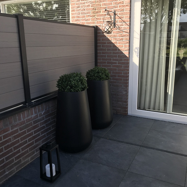 <p>Met de NeoFence planken maak je in een handomdraai een luxe, strakke en vooral duurzame tuinafscheiding. Het systeem bestaat uit zwarte aluminium palen in combinatie met stapelbare NeoFence planken, eventueel in combinatie met decoratielijsten. Met de losse onderdelen is het mogelijk om naar eigen inzicht een modulaire afscheiding met verschillende hoogtes en breedtes te maken.</p>