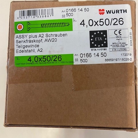 <p>Toepassingsgebied</p><p>Voor hout-houtverbindingen die moeten worden samengetrokken</p><p>De deeldraad die direct onder de schacht begint maakt hout-houtverbindingen mogelijk die moeten worden samengetrokken. De schroefdraad bevindt zich na het vastschroeven volledig in het onderste onderdeel.</p><p>Kan worden gebruikt voor toepassingen buitenshuis en gebruiksklasse 3</p><p>Handleiding</p><ul>	<li>Voor optimaal gebruik van de schroef moet de juiste maat RW-bit worden gebruikt</li>	<li>ASSY schroeven zijn goedgekeurd voor quasi-statische belastingen</li>	<li>Schroeven met deeldraad zijn ideaal voor het verbinden van houten onderdelen. Voor een optimale montage van de onderdelen mag het te bevestigen onderdeel niet dikker zijn dan de lengte van de schacht</li>	<li>Voor metaal-houtverbindingen verdienen ASSY schroeven met een verzonken kop zonder of met freesholtes de voorkeur boven schroeven met verzonken kop en freesribben</li></ul>