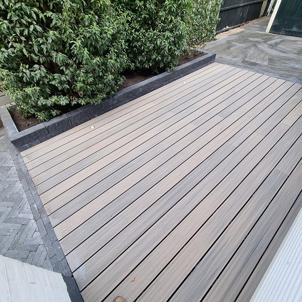 <h1><strong>Infinity GardenDeck</strong></h1><h4><strong>Een vlonder terras creëren met de prachtige look en feel van tropisch hardhout, maar met de voordelen van kunststof? Een terras die je veilig blootvoets kan betreden, zonder angst om uit te glijden en zonder angst voor splinters? De Infinity GardenDeck Vlonderplanken bieden uitkomst.</strong></h4><h4>Infinity GardenDeck is de nieuwste generatie kunststof vlonderplanken. Om dit product te maken wordt geen enkele boom speciaal gerooid en is daarmee een prachtig alternatief voor het steeds schaarser wordend tropisch hardhout. Daarnaast wordt het product machinaal gemaakt, zodat de kwaliteit constant is. Ten opzichte van hout zijn er geen knopen of draadverloop. De planken nemen nauwelijks vocht op en is daardoor niet onderhevig aan rot, splintering, kromtrekken of barsten.<br /><br />De kern van Infinity composiet is gemaakt uit een mix van kunststof en houtvezels. Deze kern wordt omhuld met een beschermlaag aan alle vier zijden en in elke groef. De beschermende kunststof omhulling biedt vele voordelen:</h4><ul>	<li>	<h4>In tegenstelling tot traditioneel composiet en hout geen splinters, scheuren en vervormingen (bij een juiste verwerking)</h4>	</li>	<li>	<h4>Natuurlijke uitstraling</h4>	</li>	<li>	<h4>Nauwelijks wateropname</h4>	</li>	<li>	<h4>Minder onderhoud</h4>	</li>	<li>	<h4>Kleurecht</h4>	</li>	<li>	<h4>Milieuvriendelijk (duurzaam, ecologisch en gemaakt van gerecycled materiaal)</h4>	</li></ul><h2><strong>Veilig vlonderterras</strong></h2><h4>Misschien wel het belangrijkste voordeel van deze vlonderplank: De delen zijn stroef! Waar houten vlonders gevaarlijk glad kunnen worden als het nat wordt, blijft bij Infinity GardenDeck de stroefheid behouden. En het kan nog wel eens regenen in Nederland! Een veilige gedachte dus.</h4><h2><strong>Kindvriendelijke vlonder</strong></h2><h4>Infinity GardenDeck vlonderplanken zijn splintervrij, hierdoor kun je gewoon met blote voeten over het terras lopen – of kruipen – zonder dat je bang hoeft te zijn voor splinters. Een zorgeloos terras voor iedereen.</h4><h2><strong>Onderhoudsvriendelijk & kleurbehoud</strong></h2><h4>Infinity GardenDeck terrasplanken zijn onderhoudsvriendelijk. Je hoeft je terras niet meer te lakken, beitsen, oliën en/of te schuren. Dit materiaal vergrijst niet. De Infinity Vlonderplank behoudt zijn kleur.</h4><h2><strong>Eenvoudige installatie</strong></h2><p>De terrasplanken kunnen gemakkelijk worden verwerkt en geplaatst met dezelfde werktuigen die normaal voor zacht hout worden ingezet. De planken laten zich zeer gemakkelijk en zuiver verzagen, frezen en boren.<br /><br />Wij adviseren bij montage gebruik te maken van onderbalken in hardhout. Met hardhouten gelamineerde liggers van 4,4x6,8 cm zorg je voor het beste resultaat. Een gelamineerd gevingerlaste ligger blijft zeer recht en kan niet torderen. Dat maakt ze bij uitstek geschikt als onderconstructie voor composiet vlonders. De regels altijd op zijn kant toepassen.</p><h4>De planken kunnen gemakkelijk op een verdoken manier worden bevestigd aan de composiet onderliggers met behulp van montageclips.<br /><br /><em>Jonk Tuintip: Volg altijd onze installatie handleiding voordat je begint met plaatsen.</em></h4>