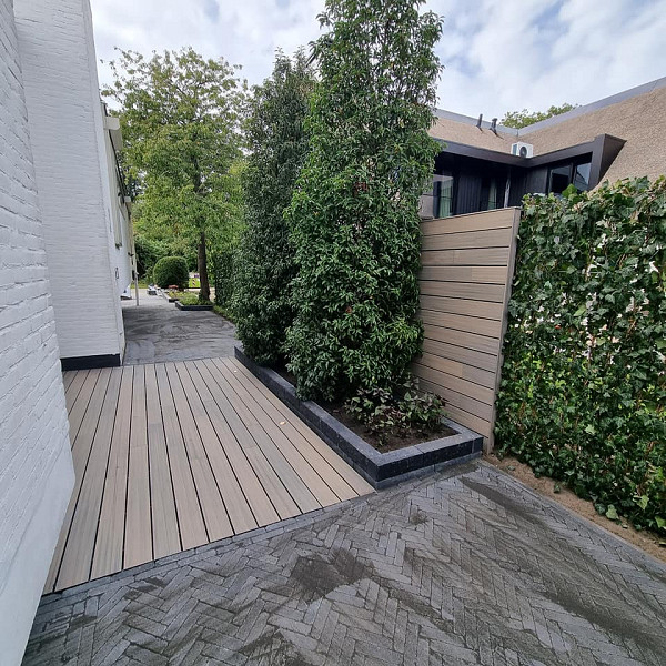 <h1><strong>Infinity GardenDeck</strong></h1><h4><strong>Een vlonder terras creëren met de prachtige look en feel van tropisch hardhout, maar met de voordelen van kunststof? Een terras die je veilig blootvoets kan betreden, zonder angst om uit te glijden en zonder angst voor splinters? De Infinity GardenDeck Vlonderplanken bieden uitkomst.</strong></h4><h4>Infinity GardenDeck is de nieuwste generatie kunststof vlonderplanken. Om dit product te maken wordt geen enkele boom speciaal gerooid en is daarmee een prachtig alternatief voor het steeds schaarser wordend tropisch hardhout. Daarnaast wordt het product machinaal gemaakt, zodat de kwaliteit constant is. Ten opzichte van hout zijn er geen knopen of draadverloop. De planken nemen nauwelijks vocht op en is daardoor niet onderhevig aan rot, splintering, kromtrekken of barsten.<br /><br />De kern van Infinity composiet is gemaakt uit een mix van kunststof en houtvezels. Deze kern wordt omhuld met een beschermlaag aan alle vier zijden en in elke groef. De beschermende kunststof omhulling biedt vele voordelen:</h4><ul>	<li>	<h4>In tegenstelling tot traditioneel composiet en hout geen splinters, scheuren en vervormingen (bij een juiste verwerking)</h4>	</li>	<li>	<h4>Natuurlijke uitstraling</h4>	</li>	<li>	<h4>Nauwelijks wateropname</h4>	</li>	<li>	<h4>Minder onderhoud</h4>	</li>	<li>	<h4>Kleurecht</h4>	</li>	<li>	<h4>Milieuvriendelijk (duurzaam, ecologisch en gemaakt van gerecycled materiaal)</h4>	</li></ul><h2><strong>Veilig vlonderterras</strong></h2><h4>Misschien wel het belangrijkste voordeel van deze vlonderplank: De delen zijn stroef! Waar houten vlonders gevaarlijk glad kunnen worden als het nat wordt, blijft bij Infinity GardenDeck de stroefheid behouden. En het kan nog wel eens regenen in Nederland! Een veilige gedachte dus.</h4><h2><strong>Kindvriendelijke vlonder</strong></h2><h4>Infinity GardenDeck vlonderplanken zijn splintervrij, hierdoor kun je gewoon met blote voeten over het terras lopen – of kruipen – zonder dat je bang hoeft te zijn voor splinters. Een zorgeloos terras voor iedereen.</h4><h2><strong>Onderhoudsvriendelijk & kleurbehoud</strong></h2><h4>Infinity GardenDeck terrasplanken zijn onderhoudsvriendelijk. Je hoeft je terras niet meer te lakken, beitsen, oliën en/of te schuren. Dit materiaal vergrijst niet. De Infinity Vlonderplank behoudt zijn kleur.</h4><h2><strong>Eenvoudige installatie</strong></h2><p>De terrasplanken kunnen gemakkelijk worden verwerkt en geplaatst met dezelfde werktuigen die normaal voor zacht hout worden ingezet. De planken laten zich zeer gemakkelijk en zuiver verzagen, frezen en boren.<br /><br />Wij adviseren bij montage gebruik te maken van onderbalken in hardhout. Met hardhouten gelamineerde liggers van 4,4x6,8 cm zorg je voor het beste resultaat. Een gelamineerd gevingerlaste ligger blijft zeer recht en kan niet torderen. Dat maakt ze bij uitstek geschikt als onderconstructie voor composiet vlonders. De regels altijd op zijn kant toepassen.</p><h4>De planken kunnen gemakkelijk op een verdoken manier worden bevestigd aan de composiet onderliggers met behulp van montageclips.<br /><br /><em>Jonk Tuintip: Volg altijd onze installatie handleiding voordat je begint met plaatsen.</em></h4>