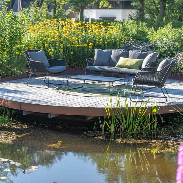 <h1><strong>Accor Loungeset</strong></h1><p><strong>Deze loungeset is te bezichtigen bij ons filiaal in Almere.</strong></p><p>De Accor is een fantastische serie binnen de zeer complete collectie van 4 Seasons Outdoor. De Accor heeft een prachtig elegant ontwerp. Het weerbestendige antraciete rope is strak gespannen door de meestervlechters van 4 Seasons Outdoor. De armleuningen, zitting en rugleuning hebben een verticaal patroon, waarbij het deel tussen armleuning en zitting open is gelaten. Een fraaie vondst die deze Accor dining stoel zijn luchtige looks geeft. Het ranke RVS onderstel past perfect in dit plaatje.</p><p>Weerbestendig zit- en rugkussens zijn inclusief bij de Accor serie, daarmee heeft de Accor een hoog zitcomfort. Ben je op zoek naar de perfecte combinatie tussen comfort en design, overweeg dan deze Accor. De Accor dining stoel van 4 Seasons Outdoor behoort ook tot de Accor serie. Je kunt deze stoel dus perfect combineren bij de Dining set uit de Accor serie.</p>