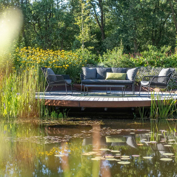 <h1><strong>Accor Loungeset</strong></h1><p><strong>Deze loungeset is te bezichtigen bij ons filiaal in Almere.</strong></p><p>De Accor is een fantastische serie binnen de zeer complete collectie van 4 Seasons Outdoor. De Accor heeft een prachtig elegant ontwerp. Het weerbestendige antraciete rope is strak gespannen door de meestervlechters van 4 Seasons Outdoor. De armleuningen, zitting en rugleuning hebben een verticaal patroon, waarbij het deel tussen armleuning en zitting open is gelaten. Een fraaie vondst die deze Accor dining stoel zijn luchtige looks geeft. Het ranke RVS onderstel past perfect in dit plaatje.</p><p>Weerbestendig zit- en rugkussens zijn inclusief bij de Accor serie, daarmee heeft de Accor een hoog zitcomfort. Ben je op zoek naar de perfecte combinatie tussen comfort en design, overweeg dan deze Accor. De Accor dining stoel van 4 Seasons Outdoor behoort ook tot de Accor serie. Je kunt deze stoel dus perfect combineren bij de Dining set uit de Accor serie.</p>