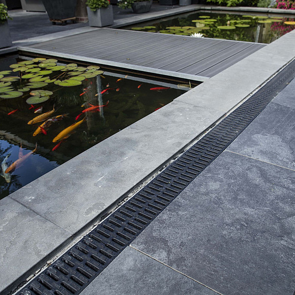 <h1><strong>GeoCeramica Marmostone</strong></h1><p>Marmer is immens populair en gewild als bouwmateriaal dankzij de luxe uitstraling en de bijzondere lichtval die zo eigen is aan het materiaal. Origineel marmer is onbetaalbaar geworden. Dankzij Marmostone kun je genieten van hetzelfde design voor een betere prijs en zonder het intensieve onderhoud van marmer.</p><h2><strong>Ervaar luxe en raffinement met Keramische Tegels met Marmerlook voor jouw buitenoase</strong></h2><p>Betover je buitenruimte met de tijdloze allure van keramische tegels met marmerlook. Ontdek de perfecte combinatie van weelderige esthetiek en duurzaamheid, waarmee je een tuin en terras creëert die een symfonie van elegantie en comfort vormt.</p><p><strong>1. Verfijnde Esthetiek:</strong> Geef je buitenruimte een vleugje luxe met onze keramische tegels die de verfijnde uitstraling van echt marmer nabootsen. Elke tegel is doordrenkt met de prachtige aders en subtiele kleurschakeringen die kenmerkend zijn voor natuurlijk marmer, waardoor een tijdloos en elegant ontwerp ontstaat.</p><p><strong>2. Duurzaamheid in Stijl:</strong> Geniet van de pracht van marmer zonder concessies te doen aan duurzaamheid. Onze keramische tegels zijn bestand tegen de tand des tijds, slijtage en weersinvloeden. Met minimale inspanningen behoud je de schitterende uitstraling van marmer en creëer je een buitenruimte die langdurig indruk maakt.</p><p><strong>3. Veelzijdige Toepassing:</strong> Laat je creativiteit de vrije loop met de veelzijdigheid van keramische tegels met marmerlook. Creëer verbluffende terrassen, sfeervolle looppaden of zelfs elegante accenten rondom je zwembad. De marmerlook past moeiteloos bij diverse ontwerpstijlen, waardoor je de ultieme buitenomgeving kunt vormgeven.</p><p><strong>4. Onderhoudsgemak:</strong> Ontspan en geniet van je buitenruimte zonder je zorgen te maken over intensief onderhoud. Onze keramische tegels met marmerlook vereisen minimaal onderhoud, waardoor je meer tijd hebt om te ontspannen en te genieten van de weelde van je tuin en terras.</p><p><strong>5. Tijdloze Klasse:</strong> Transformeer je buitenruimte in een oase van tijdloze klasse. De marmerlook geeft je tuin en terras een blijvende elegantie die de tand des tijds doorstaat. Geniet van de luxe uitstraling van marmer zonder in te leveren op praktische bruikbaarheid.</p><p>Breng de essentie van luxe naar buiten met onze keramische tegels met marmerlook. Ontdek een wereld van verfijning en tijdloze klasse terwijl je jouw tuin en terras omtovert tot een plek waar stijl en comfort samenkomen.</p><h2><strong>Ontdek de Revolutie in Tuintegels: Geoceramica - Waar Functionaliteit Samenkomt met Esthetiek</strong></h2><p>Bij Sierbestrating Jonk introduceren we met trots Geoceramica, een innovatieve revolutie in tuintegels die de perfecte balans vindt tussen functionaliteit en esthetiek. Deze geavanceerde keramische tegels zijn ontworpen om aan al je verwachtingen te voldoen en je buitenruimte te transformeren tot een oase van schoonheid en duurzaamheid.</p><p><em>Waarom kiezen voor Geoceramica?</em></p><p><strong>1.</strong> <strong>Dual Power:</strong> Geoceramica combineert de voordelen van keramiek en beton in één unieke tegel. Het keramische oppervlak biedt een luxe uitstraling en is tegelijkertijd bestand tegen krassen, vlekken en verkleuring. Het betonnen draagsysteem zorgt voor de benodigde stabiliteit en duurzaamheid.</p><p><strong>2. Extreme Weerbestendigheid:</strong> Dankzij de geavanceerde productietechnieken zijn Geoceramica tegels bestand tegen extreme weersomstandigheden. Vorst, hitte of regen, deze tegels blijven hun schoonheid behouden, jaar na jaar.</p><p><strong>3. Eenvoudige Installatie:</strong> Het unieke ontwerp van Geoceramica maakt snelle en eenvoudige installatie mogelijk. Of je nu een ervaren klusser bent of professionele hulp zoekt, de tegels zijn ontworpen voor een efficiënte plaatsing.</p><p><strong>4. Milieuvriendelijk:</strong> Geoceramica is gemaakt met oog voor het milieu. Het gebruik van duurzame materialen en de lange levensduur van de tegels dragen bij aan een groenere leefomgeving.</p><p><strong>5. Ruime Designkeuze:</strong> Of je nu houdt van strakke lijnen, rustieke texturen of moderne patronen, Geoceramica biedt een breed scala aan designs en kleuren. Personaliseer je buitenruimte naar jouw smaak en creëer een unieke ambiance.</p><p>Upgrade je terras, tuinpad of binnenplaats met de veelzijdige en duurzame Geoceramica tegels van Sierbestrating Jonk. Ontdek de perfecte combinatie van stijl en kracht voor een buitenruimte die de tand des tijds doorstaat.</p><p>Neem contact met ons op voor meer informatie of om onze collectie Geoceramica tegels te bekijken. Maak van je buitenruimte een meesterwerk met Geoceramica!</p>