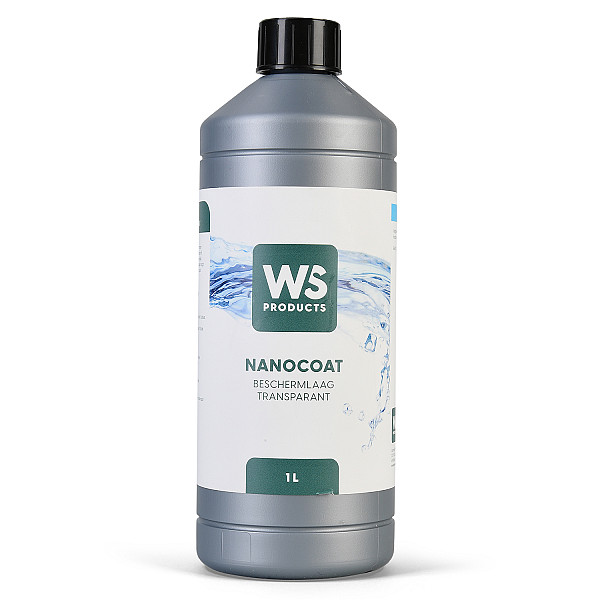 <h1><strong>WS Nanocoat</strong></h1><p>Met deze 1 component kwaliteitscoating op basis van nanotechnologie kun je werkelijk alles in de tuin (na)behandelen. Voor een kleine meerprijs van enkele euro’s per vierkante meter kun je Oud-Hollandse tegels, gebakken klinkers, keramische (tuin)tegels, schuttingen, natuursteen (vijverranden) en vrijwel alle andere tuinproducten behandelen met de “Silver Bullet” WS NanoCoat. Deze zeer hoogwaardige en duurzame 1 component coating op basis van nanotechnologie maakt dat mogelijk!</p><p>Nanotechnologie is een verzamelnaam. Het verwijst naar toepassingen en technieken die werken op een schaal van 1 tot 100 nanometer. Een nanometer is een miljardste meter. Nanotechnologie werkt op het niveau van moleculen en atomen.</p><h2><strong>Het lotuseffect van nanotechnologie</strong></h2><p>Nanotechnologie maakt vele nieuwe toepassingen mogelijk en wordt daardoor een enabling technology genoemd. Het geeft de mogelijkheid om zelfs de kleinste deeltjes van atomen te omringen met een vuil- en waterafstotend middel. Nanodeeltjes hechten zich aan het oppervlak. Hierdoor krijgen andere stoffen, zoals vuil,  geen grip meer om aan zich aan het oppervlak te hechten. Er vormt zich een ultradunne, glasachtige beschermlaag met een extreem lange werking.<br />De nanowerking wordt ook wel lotuseffect genoemd, omdat de bladeren van de lotusbloem zichzelf schoonhouden en op dezelfde manier ongevoelig zijn voor vocht en vuil. Het lotuseffect wordt veroorzaakt doordat het oppervlak waterafstotend is. Wat een waterdruppel doet ten opzichte van het materiaal dat wel of niet behandeld is cq waterafstotend is, leggen wij graag uit met bijgaand figuur.</p><p>Normaal vloeit een waterdruppel uit over het oppervlak. Het oppervlak is dan hydrofiel (niet waterafstotend)<br />Als het materiaal waterafstotend is (hydrofoob), dan zal de druppel zo min mogelijk contact met het oppervlak maken. De druppel zal zijn vorm grotendeels behouden.<br />Indien het materiaal behandeld is met nanocoating dan wordt het oppervlak extreem waterafstotend en ontstaat het lotuseffect. De druppel maakt minimaal contact met het oppervlak en blijft rond.</p><p> </p>