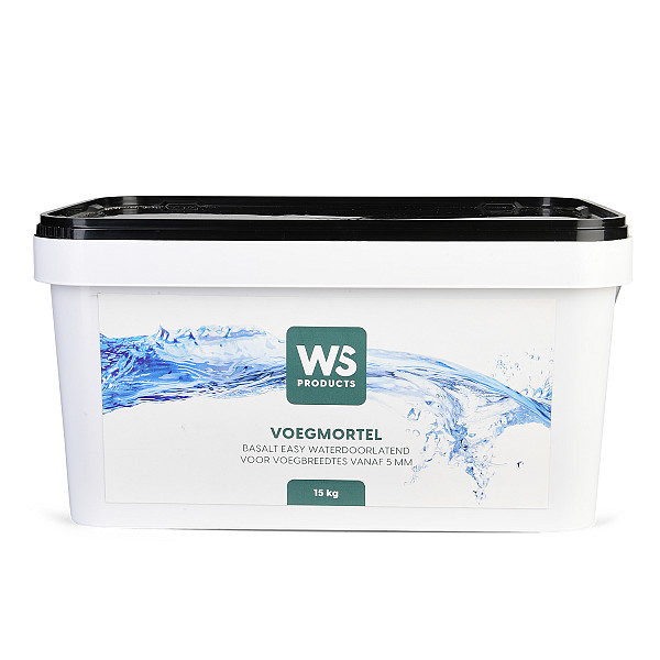 <h1><strong>Voegmortel</strong></h1><p>WS Voegmortel is kant en klare voegmortel welke gebruikt kan worden voor het invoegen van diverse bestratingen met een voegbreedte van minimaal 5 mm (max. 8 mm) en welke niet door gemotoriseerd verkeer worden belast. De voegmortel is poreus met een grove korrel, wat zorgt voor een goede waterdoorlatendheid.<br /><br />Voor WS voegmortel is een minimale voegdiepte nodig van 30 mm. De voeg is water- en luchtdoorlatend en hardt uit door de zuurstof in de lucht. De voegmortel is eenvoudig met water te verwerken en te verkrijgen in de kleuren steengrijs en basalt.</p><p><strong>Verwerking</strong></p><p>De te voegen oppervlakte dient van te voren kletsnat te worden gemaakt. Hierdoor wordt het zuigeffect van de steen gereduceerd en het ontstaan van de glansfilm (bijna) volledig vermeden. Daarna de voegmortel op de nat gemaakte oppervlakte aanbrengen en met een trekker (of bezem) intensief in de voegen verwerken. Tussentijds veel water gebruiken om de voegen goed te verdichten en verdamping van het water te voorkomen. De mortel aandrukken met een voegspijker, met de hand (gebruik wel handschoenen) of voegenroller. Vervolgens het oppervlakte opnieuw en op dezelfde manier invoegen.<br /><br />Aan de oppervlakte achtergebleven mortelresten na ca. 5 minuten met een half harde bezem diagonaal ten opzichte van de bestrating volledig verwijderen. Deze resten mogen NIET meer in de nog open voegen aangebracht worden. Als laatste wordt, met een zachte waterstraal (op ca. 25 cm afstand), het oppervlakte afgespoeld. Daardoor verdicht het materiaal zich automatisch van zelf. De nog achtergebleven restanten van het oppervlak vegen. Het eventueel achtergebleven microfijne filmlaagje zal door UV-licht en weersinvloeden afgebroken worden.<br /><br />Bij de verwerking adviseren wij u beschermende kleding te dragen. Voegmortel buiten het bereik van kinderen houden.</p><p>Opmerking: De voegmortel kan bij zeer poreuze bestratingsmaterialen zorgen voor een onregelmatige kleurverdieping. Bij twijfel adviseren wij u van te voren een test uit te voeren op het materiaal.</p>