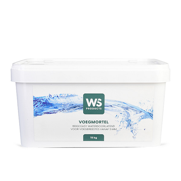 <h1><strong>Voegmortel</strong></h1><p>WS Voegmortel is kant en klare voegmortel welke gebruikt kan worden voor het invoegen van diverse bestratingen met een voegbreedte van minimaal 5 mm (max. 8 mm) en welke niet door gemotoriseerd verkeer worden belast. De voegmortel is poreus met een grove korrel, wat zorgt voor een goede waterdoorlatendheid.<br /><br />Voor WS voegmortel is een minimale voegdiepte nodig van 30 mm. De voeg is water- en luchtdoorlatend en hardt uit door de zuurstof in de lucht. De voegmortel is eenvoudig met water te verwerken en te verkrijgen in de kleuren steengrijs en basalt.</p><p><strong>Verwerking</strong></p><p>De te voegen oppervlakte dient van te voren kletsnat te worden gemaakt. Hierdoor wordt het zuigeffect van de steen gereduceerd en het ontstaan van de glansfilm (bijna) volledig vermeden. Daarna de voegmortel op de nat gemaakte oppervlakte aanbrengen en met een trekker (of bezem) intensief in de voegen verwerken. Tussentijds veel water gebruiken om de voegen goed te verdichten en verdamping van het water te voorkomen. De mortel aandrukken met een voegspijker, met de hand (gebruik wel handschoenen) of voegenroller. Vervolgens het oppervlakte opnieuw en op dezelfde manier invoegen.<br /><br />Aan de oppervlakte achtergebleven mortelresten na ca. 5 minuten met een half harde bezem diagonaal ten opzichte van de bestrating volledig verwijderen. Deze resten mogen NIET meer in de nog open voegen aangebracht worden. Als laatste wordt, met een zachte waterstraal (op ca. 25 cm afstand), het oppervlakte afgespoeld. Daardoor verdicht het materiaal zich automatisch van zelf. De nog achtergebleven restanten van het oppervlak vegen. Het eventueel achtergebleven microfijne filmlaagje zal door UV-licht en weersinvloeden afgebroken worden.<br /><br />Bij de verwerking adviseren wij u beschermende kleding te dragen. Voegmortel buiten het bereik van kinderen houden.</p><p>Opmerking: De voegmortel kan bij zeer poreuze bestratingsmaterialen zorgen voor een onregelmatige kleurverdieping. Bij twijfel adviseren wij u van te voren een test uit te voeren op het materiaal.</p>